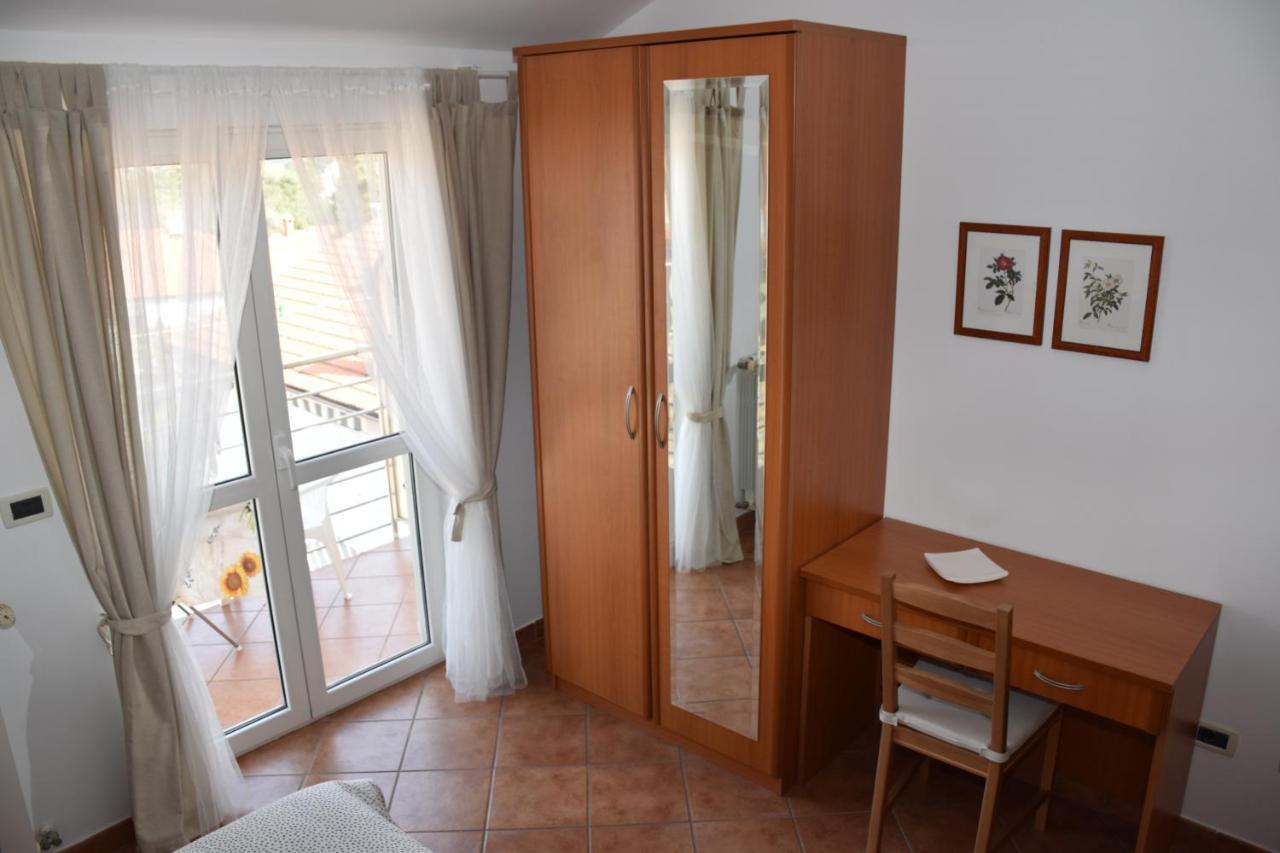 Rooms And Apartments Robert Ровин Екстериор снимка
