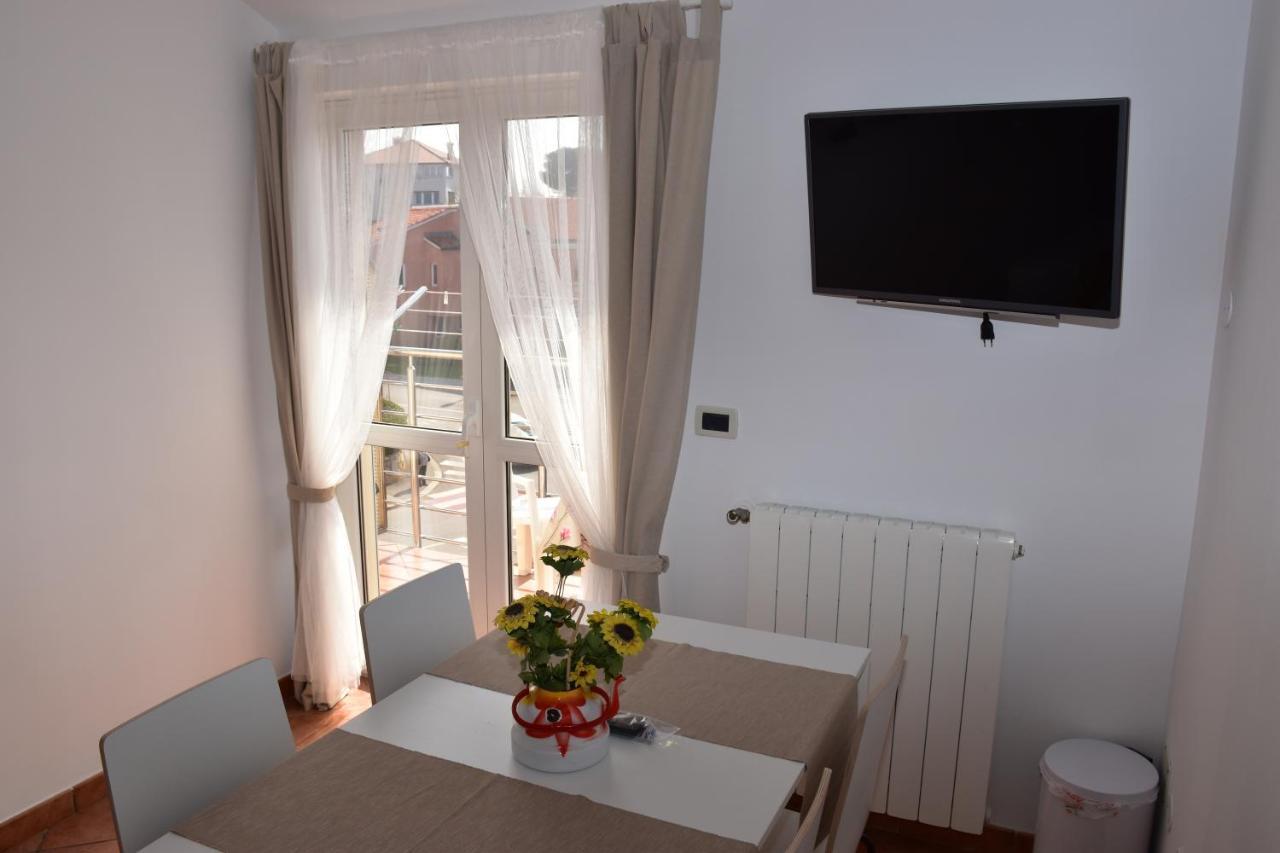 Rooms And Apartments Robert Ровин Екстериор снимка