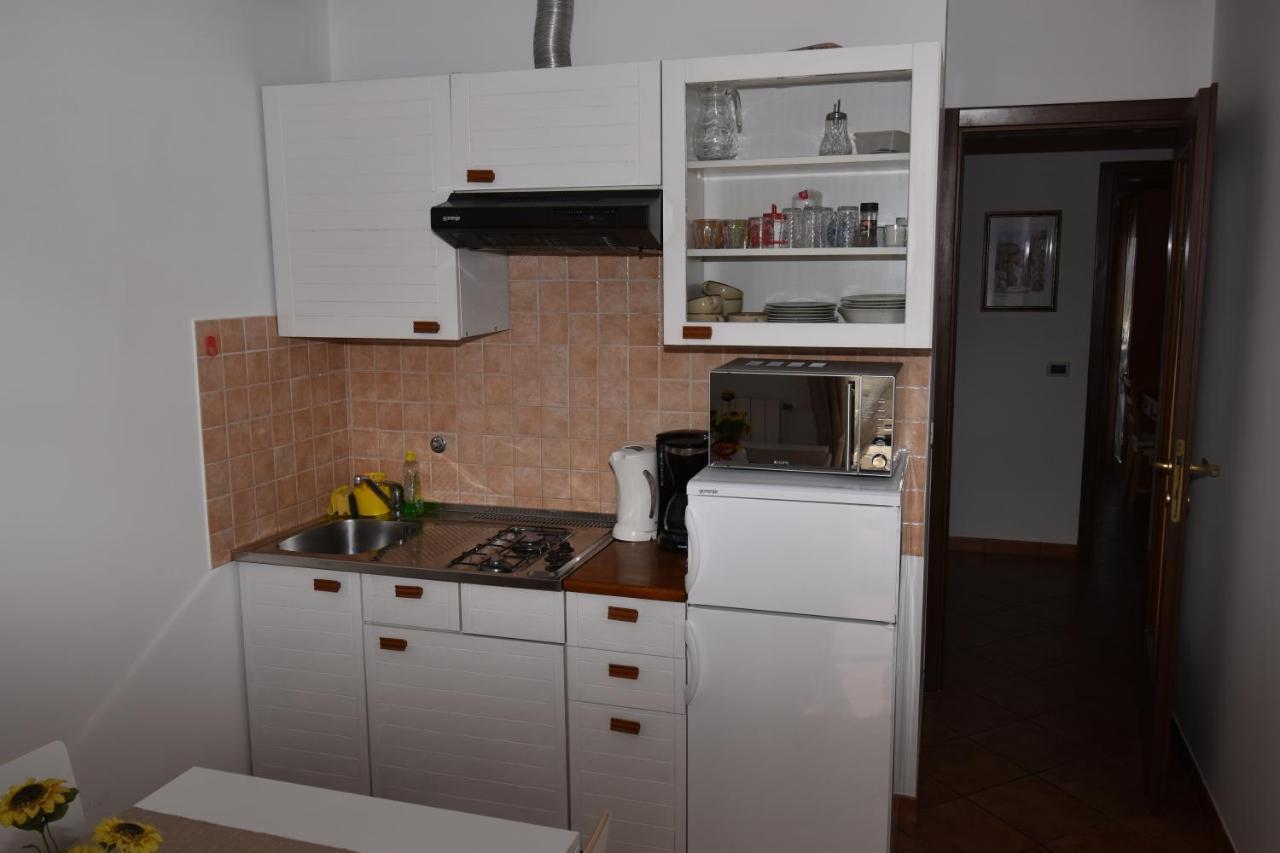 Rooms And Apartments Robert Ровин Екстериор снимка